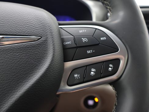 Used 2024 Chrysler Pacifica Touring-L FWD image 14