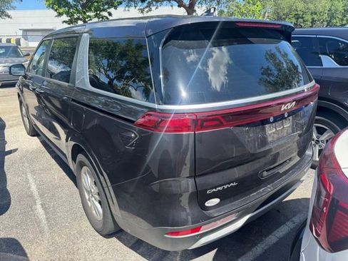 Used 2023 Kia Carnival LX FWD image 2