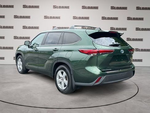 Used 2023 Toyota Highlander LE AWD/4WD image 3