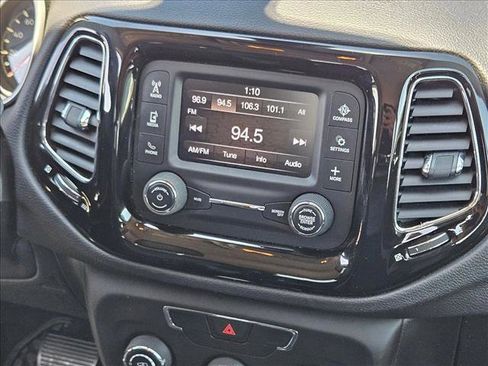 Used 2018 Jeep Compass Latitude AWD/4WD image 17