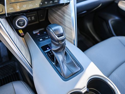 Used 2024 Toyota Venza Limited image 13