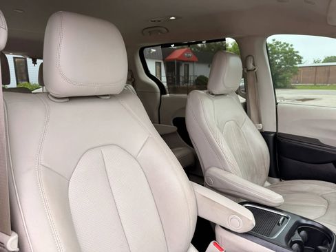 Used 2021 Chrysler Pacifica Touring-L FWD image 33