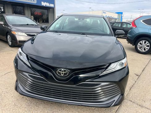 Used 2020 Toyota Camry XLE image 6