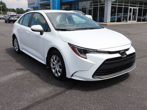 Used 2026 Toyota Corolla LE FWD image 2