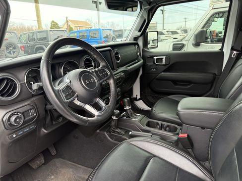 Used 2023 Jeep Wrangler Unlimited Sahara w/ Cold Weather Group AWD/4WD image 16