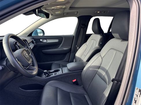 Certified 2025 Volvo XC40 B5 Core image 6