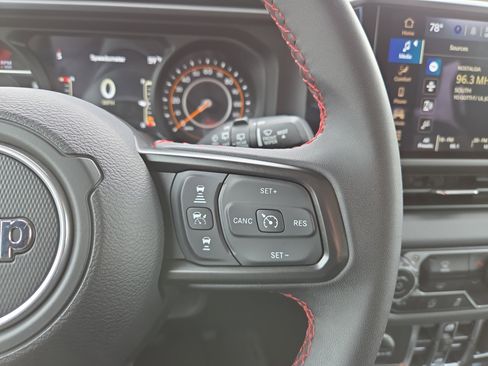 Used 2024 Jeep Wrangler Rubicon image 12