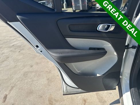 Used 2022 Volvo XC40 T5 Momentum image 16