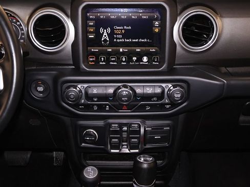 Used 2019 Jeep Wrangler Unlimited Sahara w/ Uconnect 4C Nav & Sound Group AWD/4WD image 24