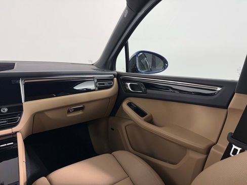Certified 2025 Porsche Macan image 17