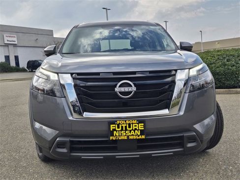 New 2025 Nissan Pathfinder SV image 3