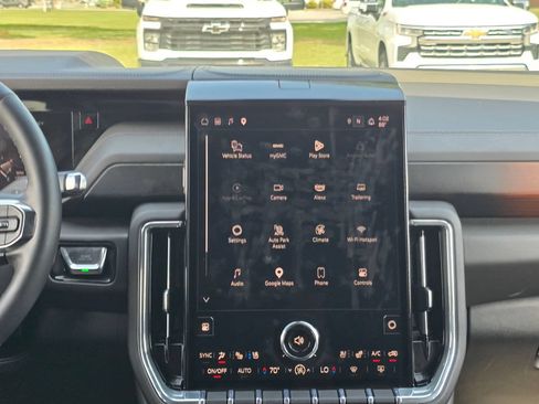 Used 2025 GMC Yukon XL Denali AWD/4WD image 17