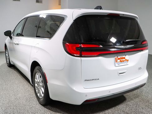 Used 2023 Chrysler Pacifica Touring-L FWD image 9