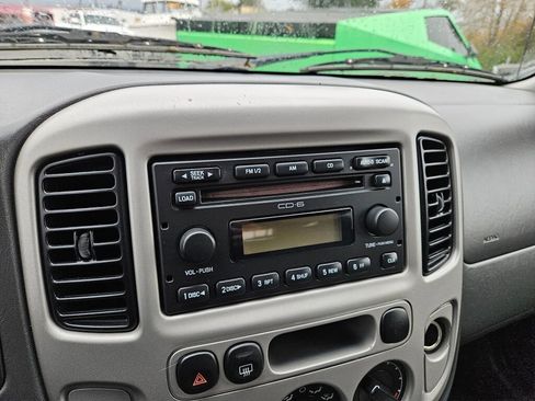 Used 2005 Ford Escape XLT image 18