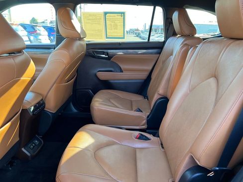 Used 2021 Toyota Highlander Platinum image 17