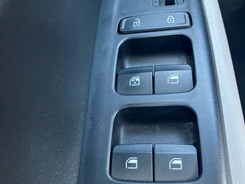 Used 2025 Hyundai Venue SEL FWD image 12