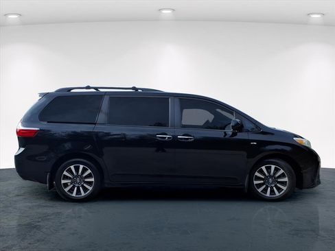 Used 2019 Toyota Sienna XLE image 22