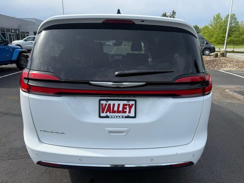 Used 2023 Chrysler Pacifica Touring-L FWD image 5