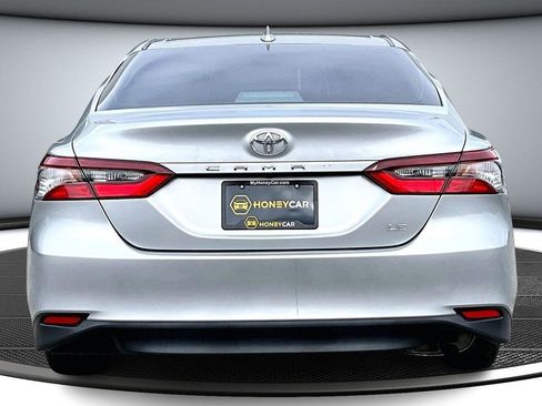 Used 2021 Toyota Camry LE image 5