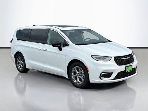 Certified 2024 Chrysler Pacifica Limited FWD image 1