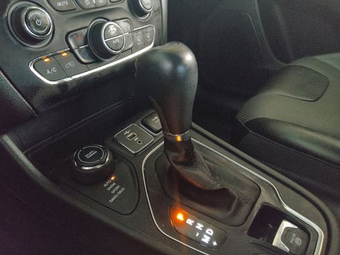 Used 2023 Jeep Cherokee Altitude Lux AWD/4WD image 26