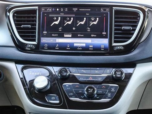 Used 2023 Chrysler Pacifica Touring-L FWD image 14