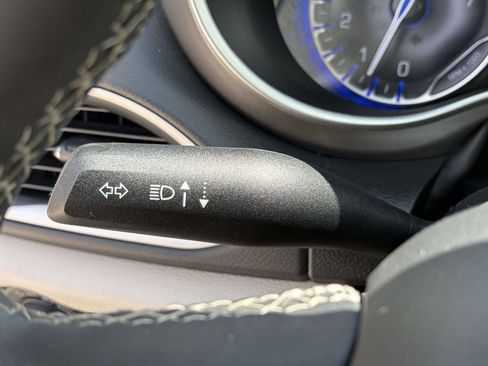 Used 2023 Chrysler Pacifica Touring-L FWD image 17