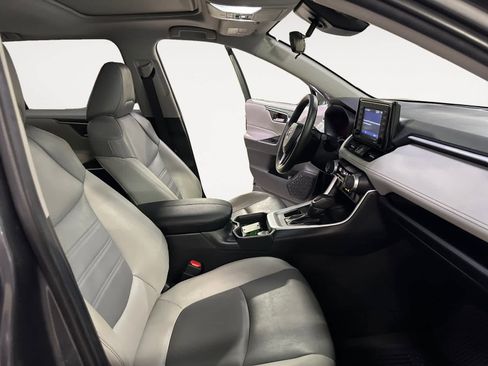 Used 2021 Toyota RAV4 XLE Premium image 19