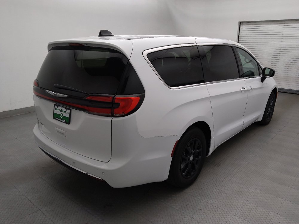 Used 2024 Chrysler Pacifica Touring-L FWD image 9