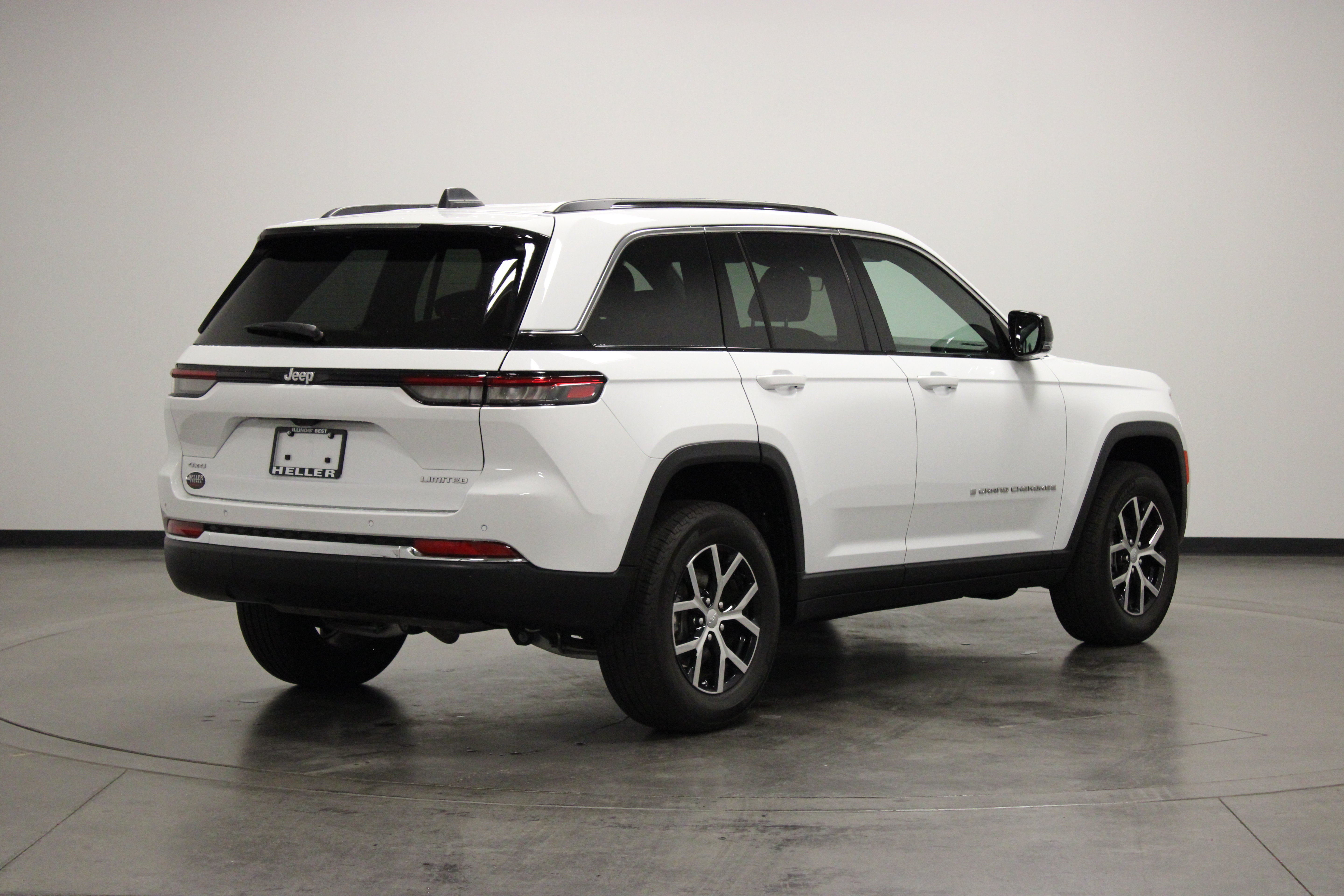 Used 2025 Jeep Grand Cherokee Limited AWD/4WD image 8