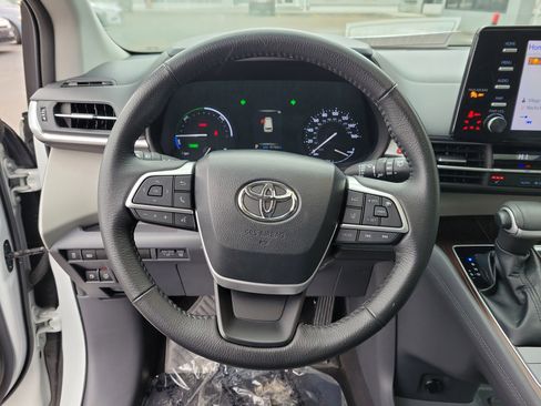 Used 2023 Toyota Sienna XLE image 21