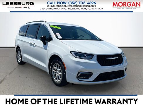 Used 2025 Chrysler Pacifica Select w/ Uconnect Theater Family Group image 1