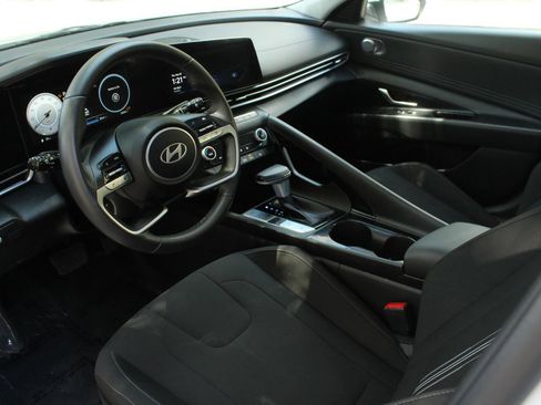 Used 2025 Hyundai Elantra SEL FWD image 13