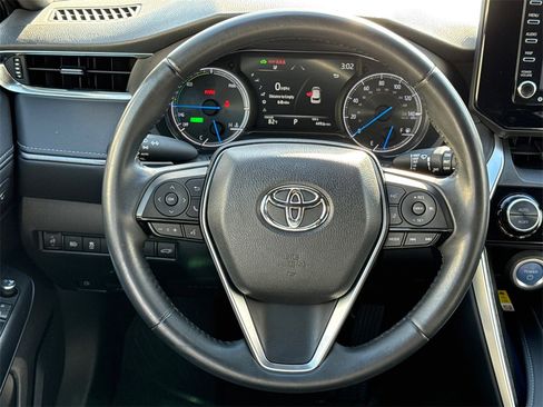 Used 2022 Toyota Venza XLE image 24