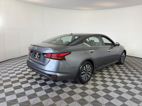 Used 2023 Nissan Altima 2.5 SV FWD image 9