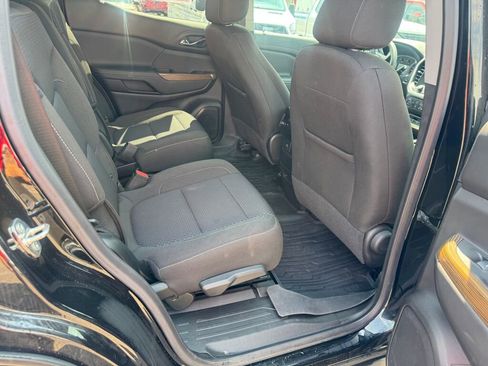 Certified 2023 GMC Acadia SLE w/ Driver Convenience Package image 18