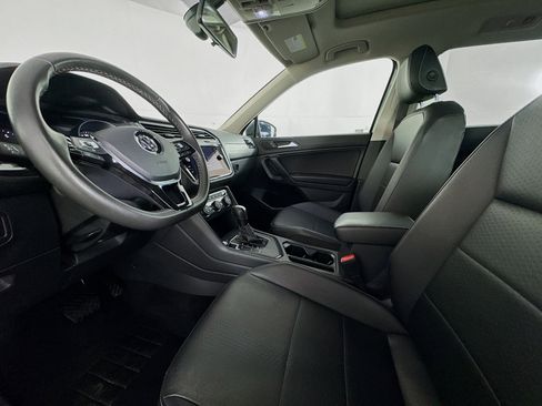 Used 2021 Volkswagen Tiguan SE w/ Panoramic Sunroof Package image 21