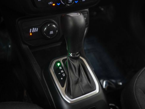 Used 2018 Jeep Renegade Latitude w/ Cold Weather Group AWD/4WD image 23