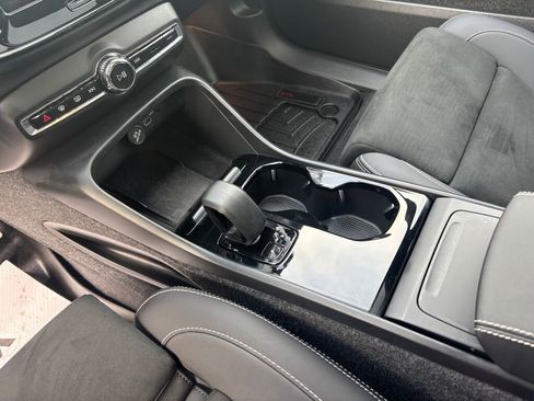 Used 2022 Volvo XC40 P8 Recharge Ultimate image 16