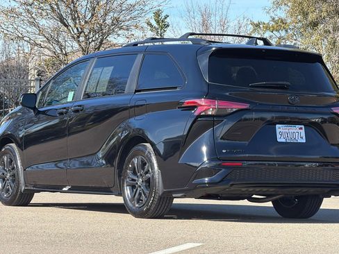 Used 2025 Toyota Sienna XSE w/ XSE Plus Package image 6