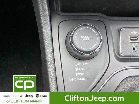 Certified 2020 Jeep Cherokee Latitude Plus w/ Cold Weather Group image 17