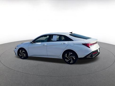 Used 2025 Hyundai Elantra Limited image 10