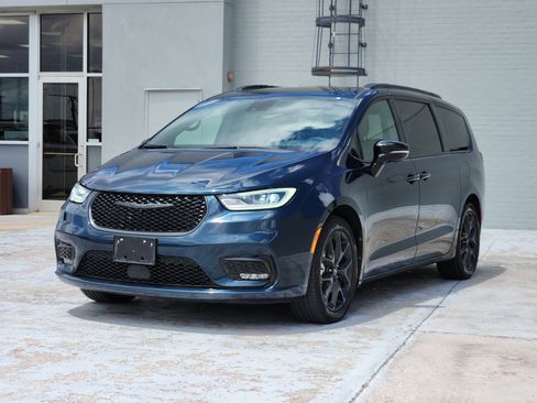 Used 2025 Chrysler Pacifica Limited FWD image 4