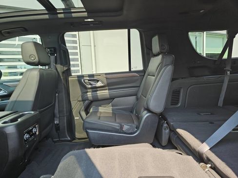 Used 2022 Chevrolet Suburban High Country w/ Premium Package 2 AWD/4WD image 22