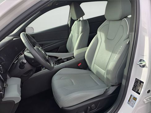Used 2025 Hyundai Elantra Limited image 13