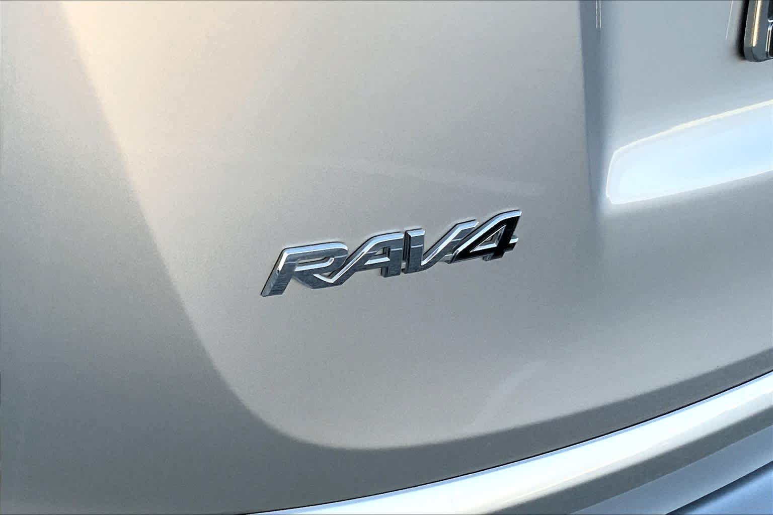 Used 2018 Toyota RAV4 XLE w/ Plus Extra Value Package FWD image 29
