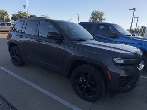 Used 2024 Jeep Grand Cherokee Altitude AWD/4WD image 4