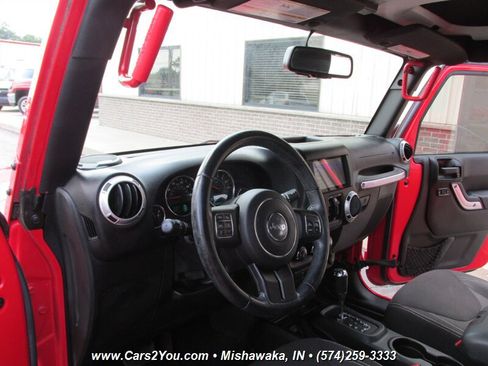 Used 2015 Jeep Wrangler Unlimited Sahara w/ Connectivity Group AWD/4WD image 7