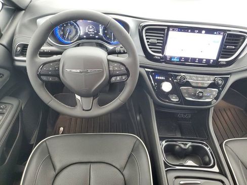 Used 2025 Chrysler Pacifica Limited FWD image 17