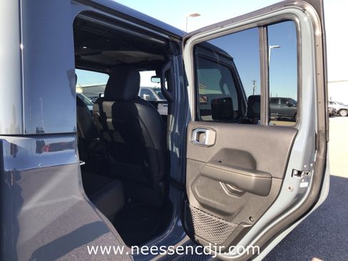 New 2025 Jeep Gladiator Sport image 11